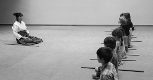 Les enfants font le salut - arts martiaux